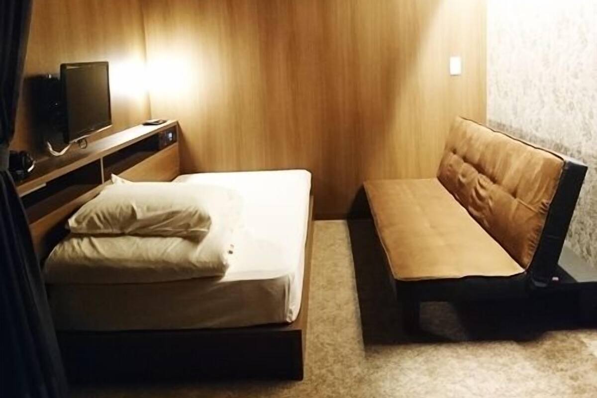 Blackout curtains, free WiFi, bed sheets