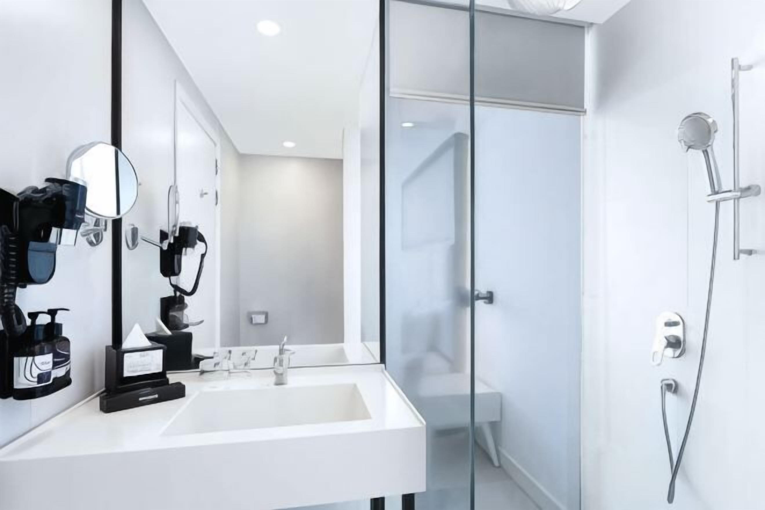 Badkamer | Een douche, milieuvriendelijke toiletartikelen, een haardroger