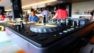 Una mesa de mezclas de DJ con panel de control, botones y perillas.