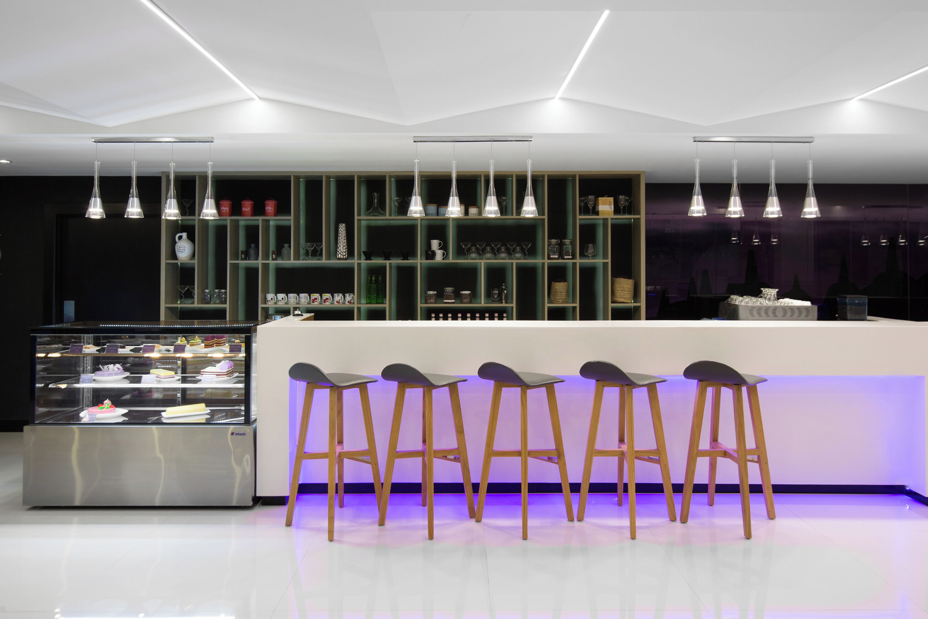 2 bars/lounges, poolside bar