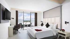 A modern hotel room with a large bed, a desk, and a TV. - INNSiDE by Meliá Yogyakarta (Depok)