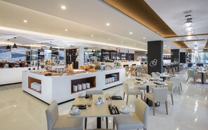 Sarapan prasmanan setiap hari (IDR 120000 per orang)