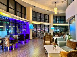 Kahvaltı, öğle yemeği ve akşam yemeği sunulur 