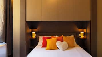 1 habitación, cubrecamas, muebles diferentes y escritorio