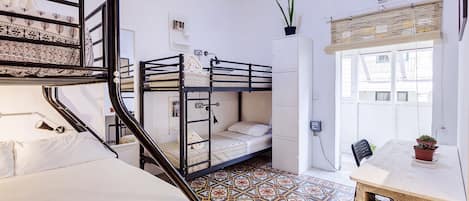Bureau, fer et planche à repasser, Wi-Fi gratuit, draps fournis