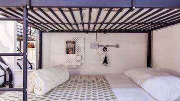 Escritorio, tabla de planchar con plancha, wifi gratis y ropa de cama