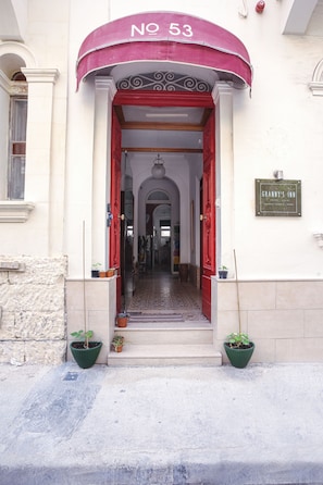 Property entrance - Granny's Inn - Hostel (Sliema)