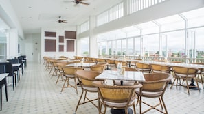 2 restaurants, breakfast, lunch, dinner served; international cuisine
