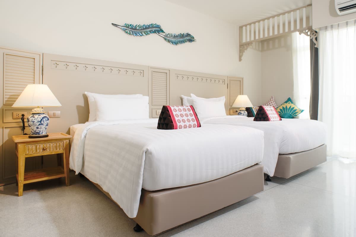 deluxe twin room | 1 bedroom, in-room safe, desk, blackout curtains