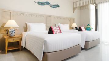 Camera Deluxe con 2 letti singoli | 1 camera, una cassaforte in camera, una scrivania, tende oscuranti