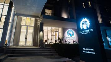 Facciata della struttura - sera/notte