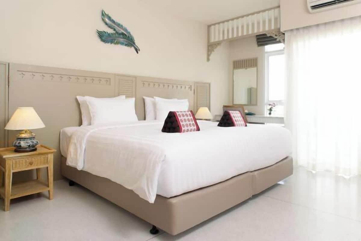 1 bedroom, in-room safe, desk, blackout drapes