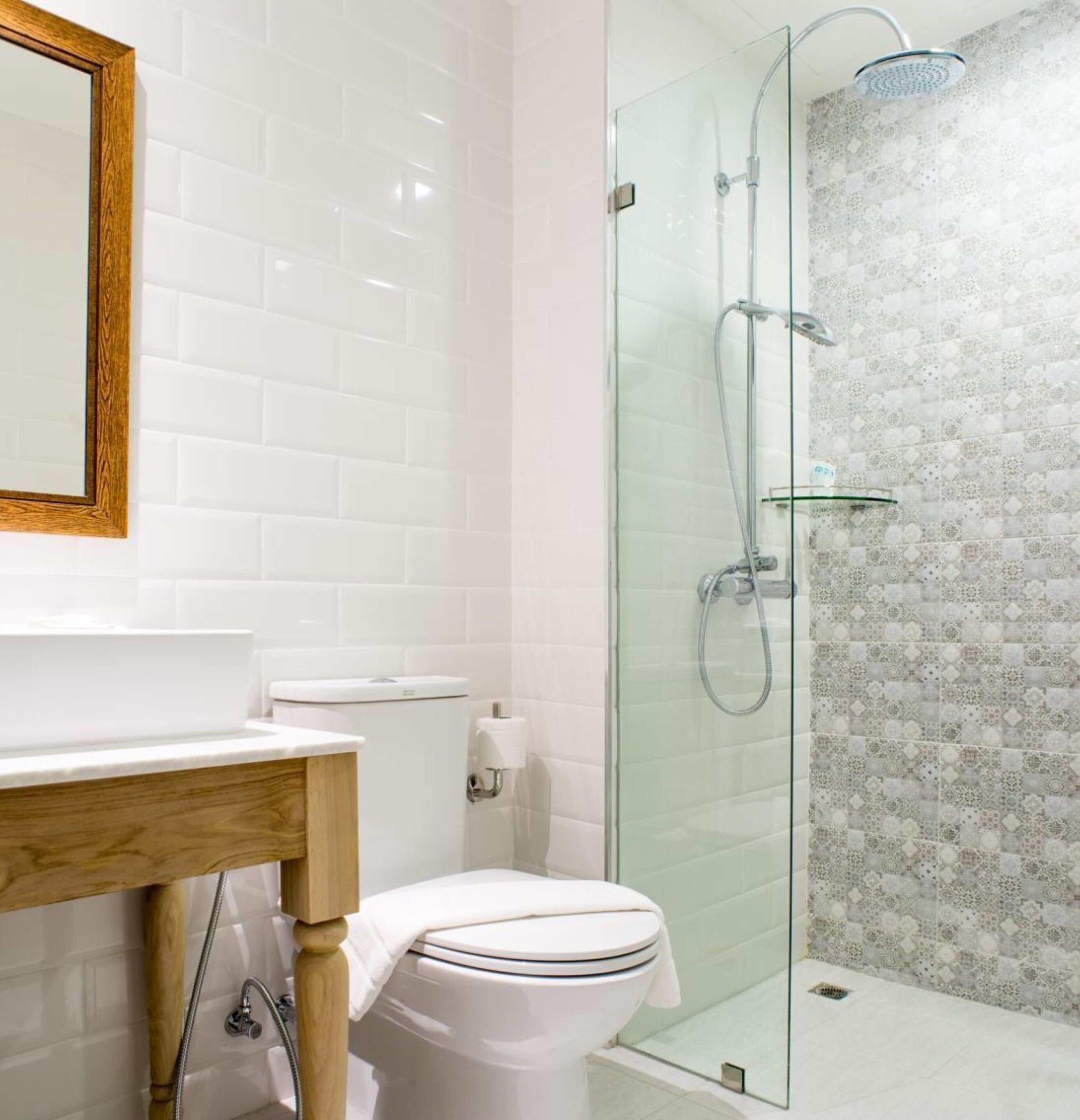 shower, rainfall showerhead, free toiletries, hair dryer