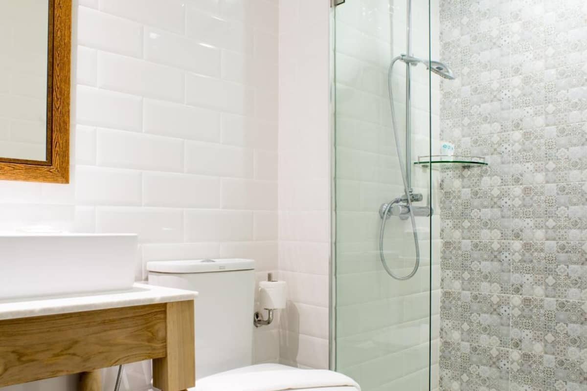 shower, rainfall showerhead, free toiletries, hair dryer