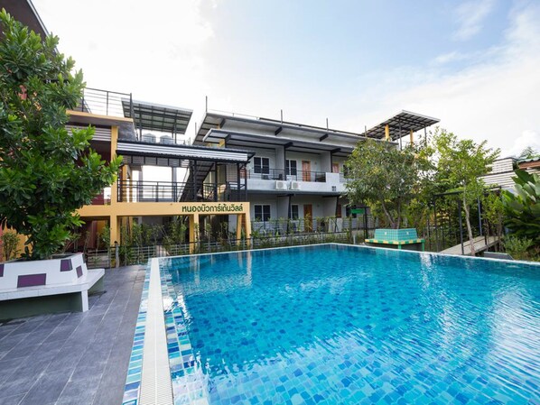 Hồ bơi ngoài trời