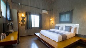 Une chambre à coucher moderne avec un grand lit, une table de chevet, un miroir et une fenêtre avec des rideaux.