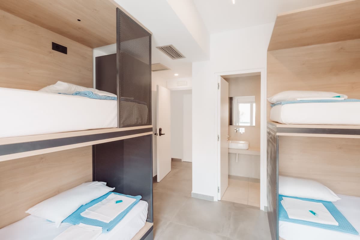Delux 4 Person POD room with Urban View | Decoración personalizada, muebles diferentes y insonorización