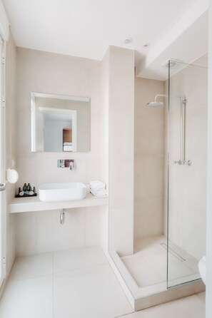 Regadera, jabón, shampoo, papel de baño 