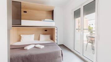 Private Studio with Balcony & Street View | Decoración personalizada, muebles diferentes y insonorización