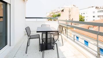 Private Studio with Balcony & Street View | Terraza o patio