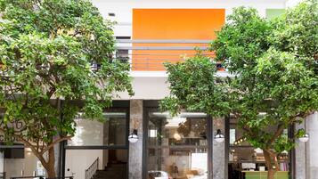 Vista frontal de la propiedad