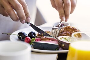 Daily full breakfast (EUR 26 per person)