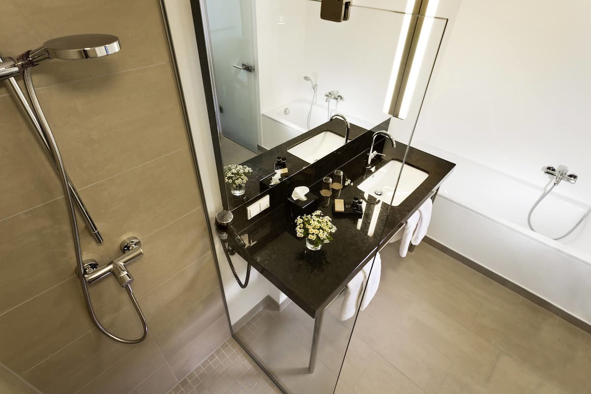 studio, lake view | bathroom | free toiletries, hair dryer, bathrobes, slippers