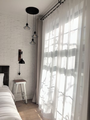Ropa de cama de alta calidad, cubrecamas y minibar 