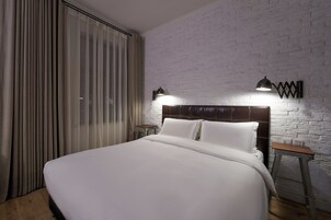 Yhden hengen junior-huone | Ylelliset vuodevaatteet, untuvapeitot, minibaari, tallelokero huoneessa