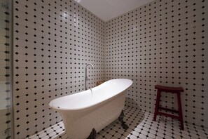 Suíte design | Banheiro | Chuveiro, produtos de toalete grátis, secador de cabelo 