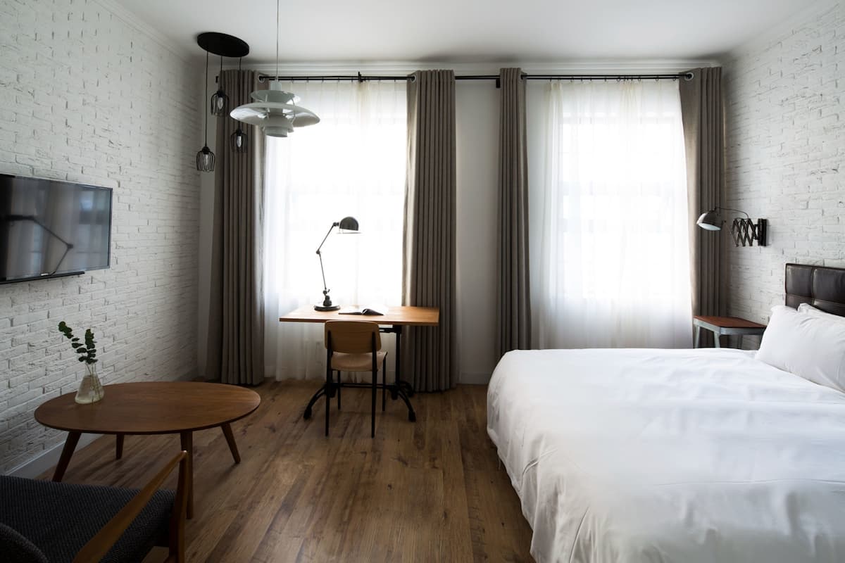 Ropa de cama de alta calidad, cubrecamas y minibar 