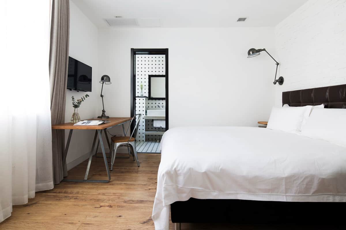 Ropa de cama de alta calidad, cubrecamas y minibar 