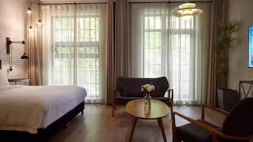 Elite-Doppelzimmer, 1 Queen-Bett, Erdgeschoss | 1 Schlafzimmer, hochwertige Bettwaren, Daunenbettdecken, Minibar