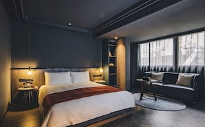 Habitación (Twelve Nights) | Minibar, caja de seguridad en la habitación y escritorio