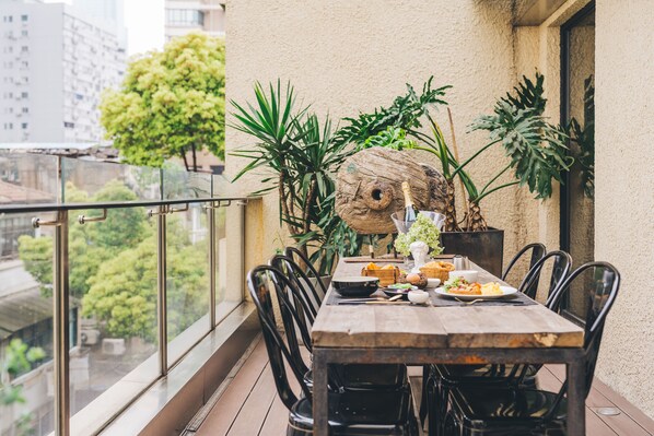 Habitación (Midsummer Night) | Minibar, caja de seguridad en la habitación y escritorio