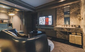 Minibar, värdeförvaringsskåp på rummet och skrivbord