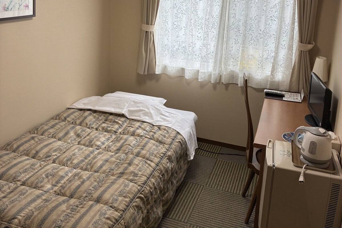 Cofres nos quartos, escrivaninha, ferros/tábuas de passar roupa