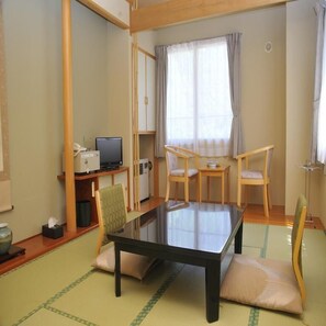 Tallelokero huoneessa, työpöytä, silitysrauta/-lauta, vuodevaatteet