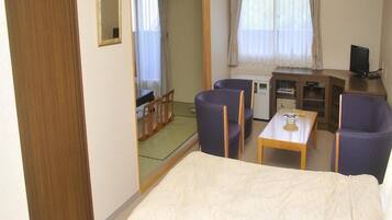 In-room safe, desk, iron/ironing board, bed sheets