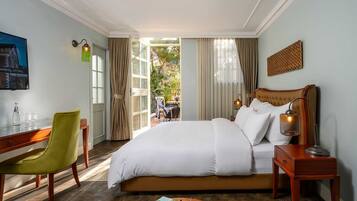 Habitación Deluxe, 1 cama de matrimonio grande, balcón | Sábanas de algodón egipcio y ropa de cama de alta calidad