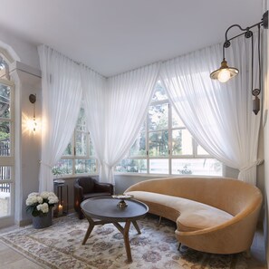 Coin salon dans le hall