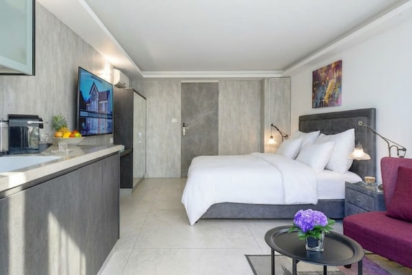 Private Garden Room with Jacuzzi | 이집트산 면 시트, 고급 침구, 오리/거위털 이불, 객실 내 금고