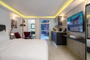 Ropa de cama de alta calidad y caja de seguridad en la habitación 