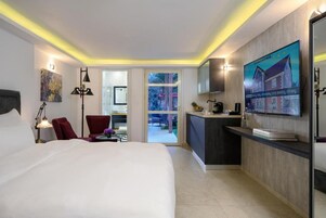 Private Garden Room with Jacuzzi | 高档床上用品、客房内保险箱、办公桌、隔音