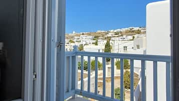 Quadruple Room, Sea View | Una cassaforte in camera, insonorizzazione, ferro/asse da stiro