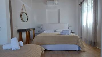 Quadruple Room, Ground Floor | Una cassaforte in camera, insonorizzazione, ferro/asse da stiro