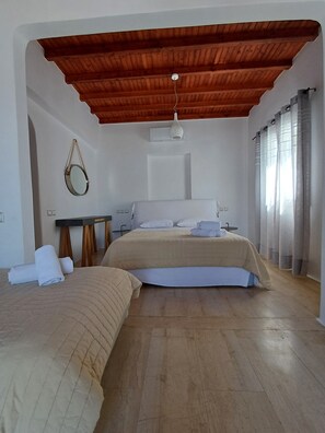 Quadruple Room, Ground Floor | In-room safe, soundproofing, iron/ironing board, free WiFi - Manos Rooms (Mykonos)