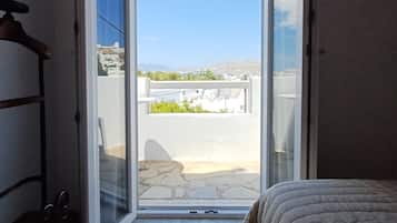 Triple Room, Sea view | Zimmersafe, schallisolierte Zimmer, Bügeleisen/Bügelbrett
