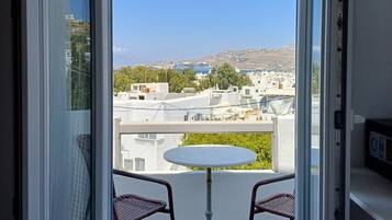 Triple Room, Sea view | Una cassaforte in camera, insonorizzazione, ferro/asse da stiro