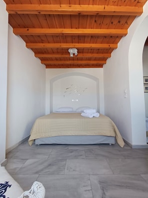 Quadruple Room, Ground Floor | In-room safe, soundproofing, iron/ironing board, free WiFi - Manos Rooms (Mykonos)